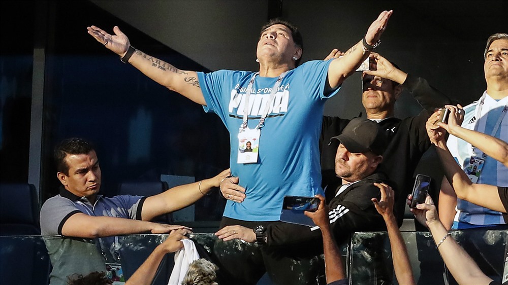 Trên khán đài, với tư cách là Đại sứ của FIFA nhưng huyền thoại Maradona liên tục tạo hình ảnh phản cảm khi hút thuốc, giơ ngón tay thối...