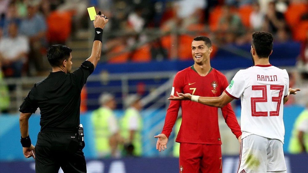 Sai khi xem lại VAR, trọng tài rút thẻ vàng cảnh cáo với Ronaldo. Nhiều chuyên gia cho rằng, tình huống đó Ronaldo xứng đáng nhận 1 chiếc thẻ đỏ.