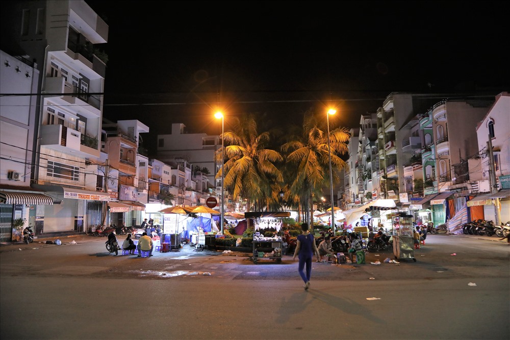 Nằm cách chợ đêm chừng vài chục mét là chợ ẩm thực được mở cửa từ 18h đến 24h đêm. Ảnh: Trường Sơn