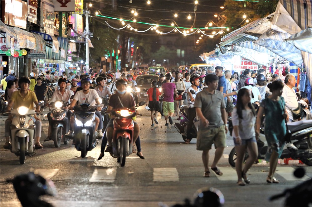 Nằm trên đường Võ Văn Tần và Nguyễn Thái học chạy song song, chợ đêm Ninh Kiều là nơi trưng bày, mua bán những sản phẩm đặc trưng của miền Tây Nam bộ. Tuy nhiên, những mặt hàng như vậy ở đây còn ít. Ảnh: Trường Sơn 