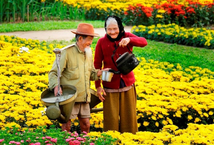 Tình cảm mặn nồng của hai cụ được thể hiện rất “đời” qua từng bức ảnh. Ảnh: Mai Thành Chương