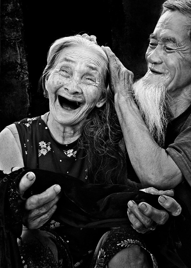 Tình cảm mặn nồng của hai cụ được thể hiện rất “đời” qua từng bức ảnh. Ảnh: Mai Thành Chương