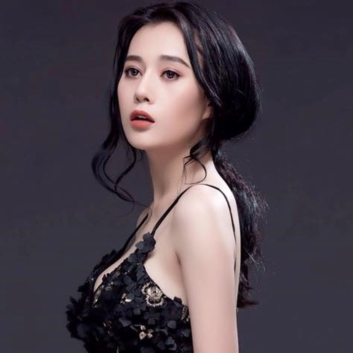 Nữ diễn viên Phương Oanh ngoài đời theo phong cách gợi cảm