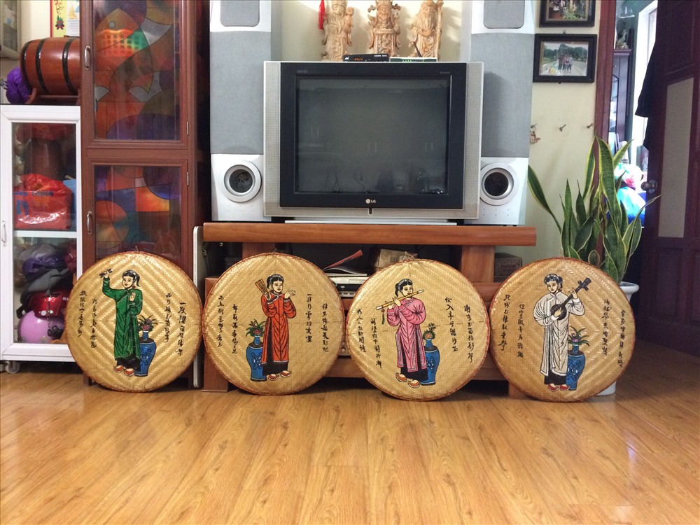 Bộ Tố Nữ gồm bốn bức: Tố Nữ cầm sênh tiền, Tố Nữ cầm quạt, Tố Nữ thổi sáo, Tố Nữ gảy đàn nguyệt, được Diệp cách tân bằng việc viền nhung xung quanh áo dài