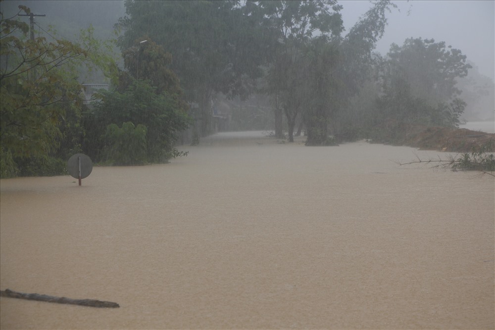 tuyến đường 135 thuộc thôn 1 xã Sơn Thọ bị nước lũ làm ngập sâu