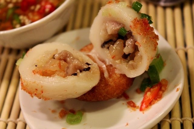 Khi ăn, chỉ cần kẹp hai loại bánh này lại với nhau là bạn đã có thể thưởng thức trọn vẹn cái giòn rụm của bánh ram kết hợp với cái mềm dẻo của bánh ít rất hài hòa, ngon miệng.