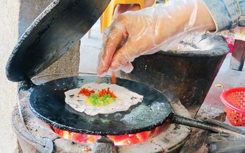Bột làm bánh là bột lọc, viên bột lọc được ép chính giữa hai miếng sắt tròn nóng hổi, đặt trên bếp than. Nhân của bánh có thể là patê, trứng, thịt heo. Hai miếng sắt kẹp bánh rất nóng nên bánh rất nhanh chín và có mùi thơm rất hấp dẫn.