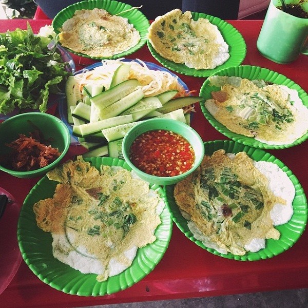 Bánh ép được ăn kèm với dưa leo, rau răm, cà rốt và đu đủ muối chua chấm với nước mắm ớt tạo ra một hương vị rất hòa hợp.