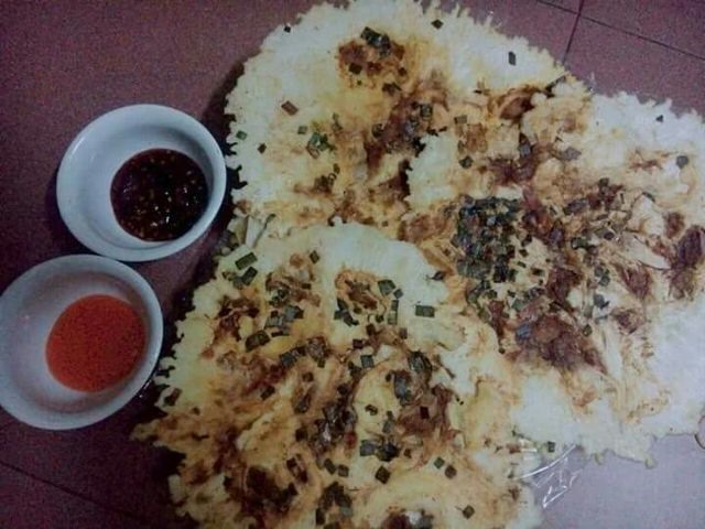 Ngoài bánh ép ướt, người dân nơi đây còn sáng tạo ra loại bánh khô, để có thể mang đi xa và mua làm quà. Bánh ép khô dòn dòn chấm với tương ớt Huế thì không gì bằng.