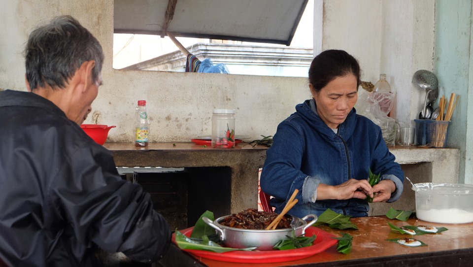 Vợ chồng ông Lộc làm bánh bán cho khách đi đường từ Huế vào Đà Nẵng và các tỉnh miền Nam. Ảnh: CADN