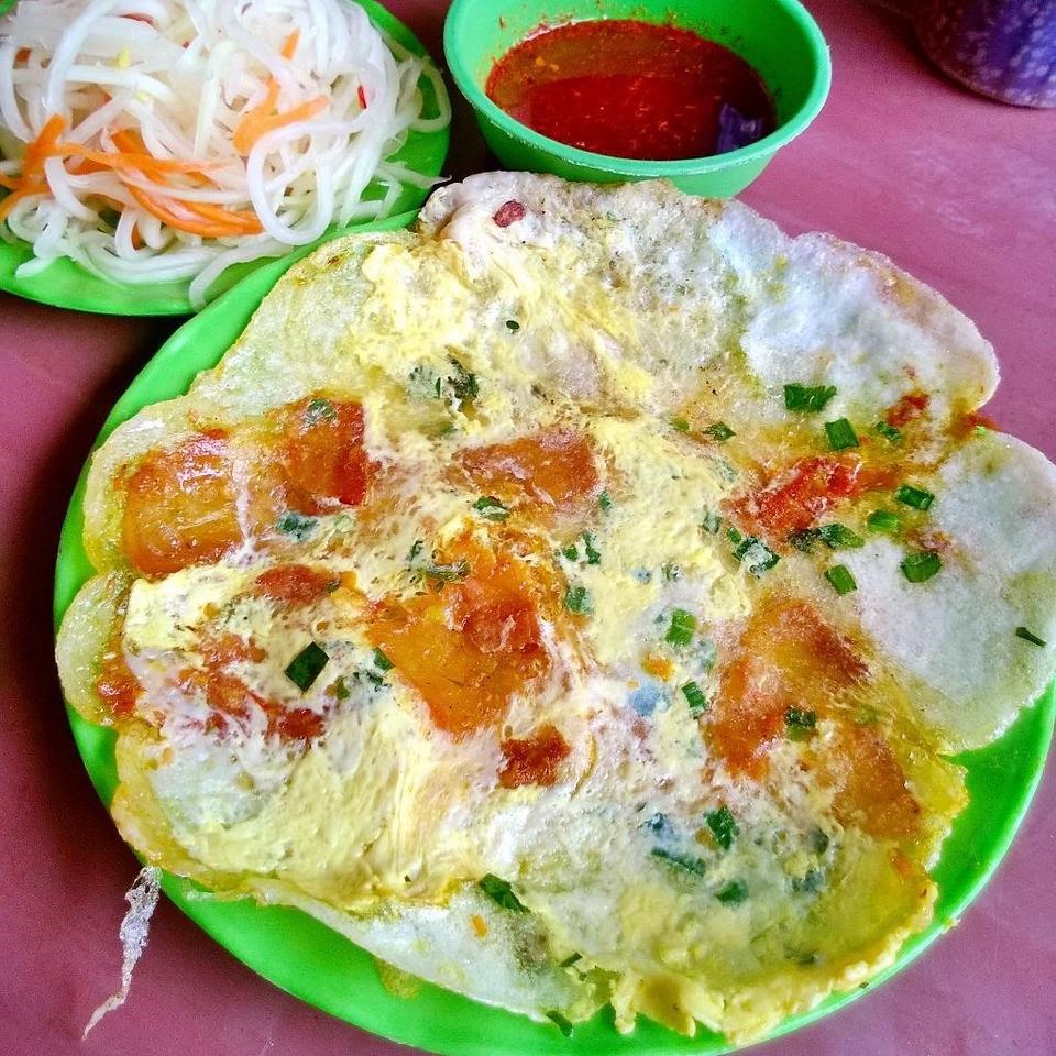 Bánh ép được ăn kèm với dưa leo, rau răm, cà rốt và đu đủ muối chua chấm với nước mắm ớt tạo ra một hương vị rất hòa hợp.