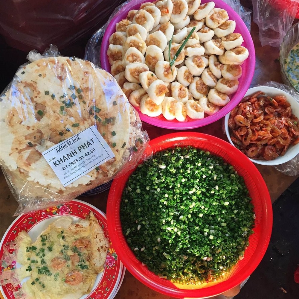 Bột làm bánh là bột lọc, viên bột lọc được ép chính giữa hai miếng sắt tròn nóng hổi, đặt trên bếp than. Nhân của bánh có thể là patê, trứng, thịt heo. Hai miếng sắt kẹp bánh rất nóng nên bánh rất nhanh chín và có mùi thơm rất hấp dẫn.