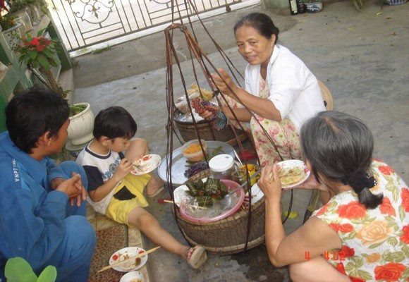 Du khách đến Huế có thể dễ dàng bắt gặp những o, mệ với những gánh hàng rong dọc các tuyến phố, tuy nhỏ nhưng bên trong có đầy đủ những thứ bánh làm vừa lòng thực khách.