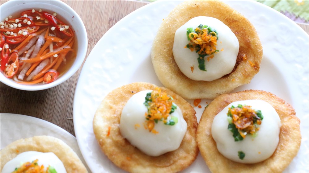 Khi ăn, chỉ cần kẹp hai loại bánh này lại với nhau là bạn đã có thể thưởng thức trọn vẹn cái giòn rụm của bánh ram kết hợp với cái mềm dẻo của bánh ít rất hài hòa, ngon miệng.