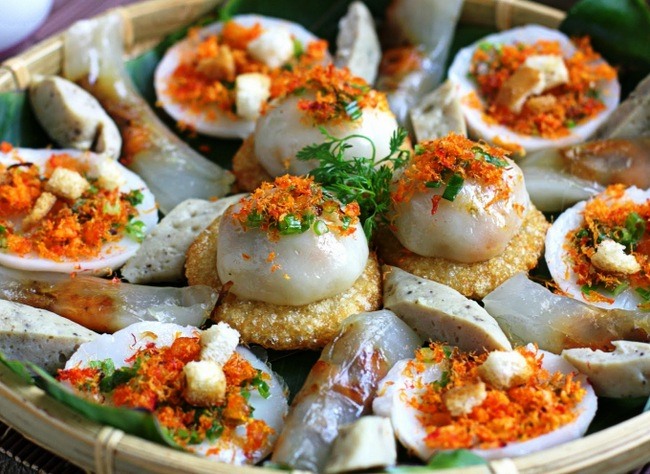 Bánh ram ít là món ăn ưa thích của nhiều du khách khi đến Huế bởi hương vị độc đáo của nó.