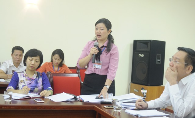 Bà Vương Thị Vân Khánh - Chánh Văn phòng quận Thanh Xuân báo cáo về kết quả quản lý trật tự đô thị trên địa bàn quận trong 6 tháng đầu năm 2018. Ảnh: Thành An
