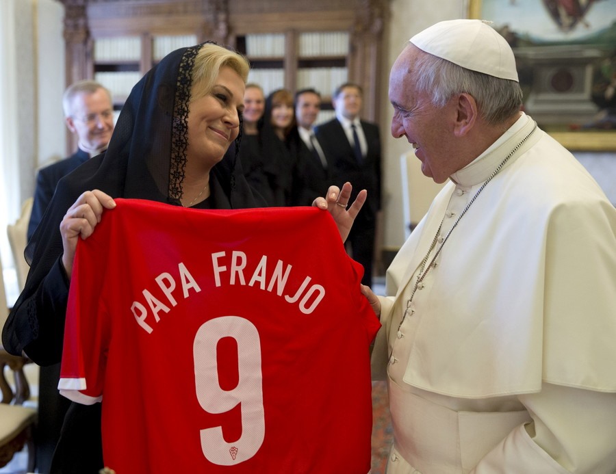 Chiếc áo tổng thống Croatia tặng Giáo hoàng Francis. Ảnh: Reuters.