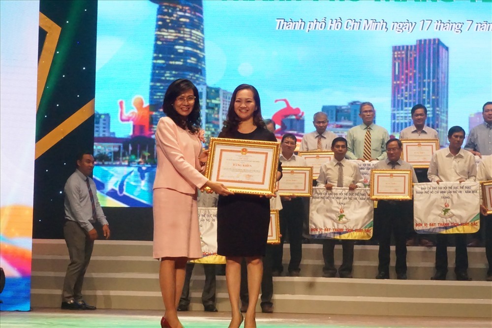 Phó Chủ tịch UBND TP.HCM Nguyễn Thị Thu trao thưởng cho quận Phú Nhuận. Ảnh: Anh Nhàn