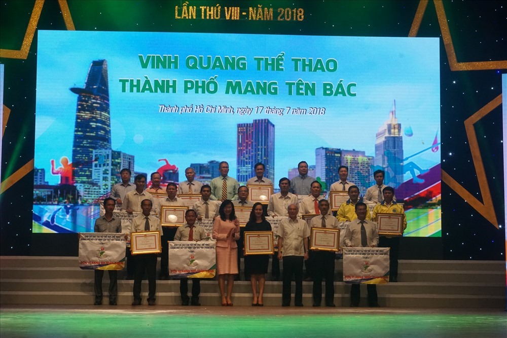 Các đơn vị đạt giải chụp hình kỷ niệm với Phó Chủ tịch UBND TP.HCM Nguyễn Thị Thu. Ảnh: Anh Nhàn