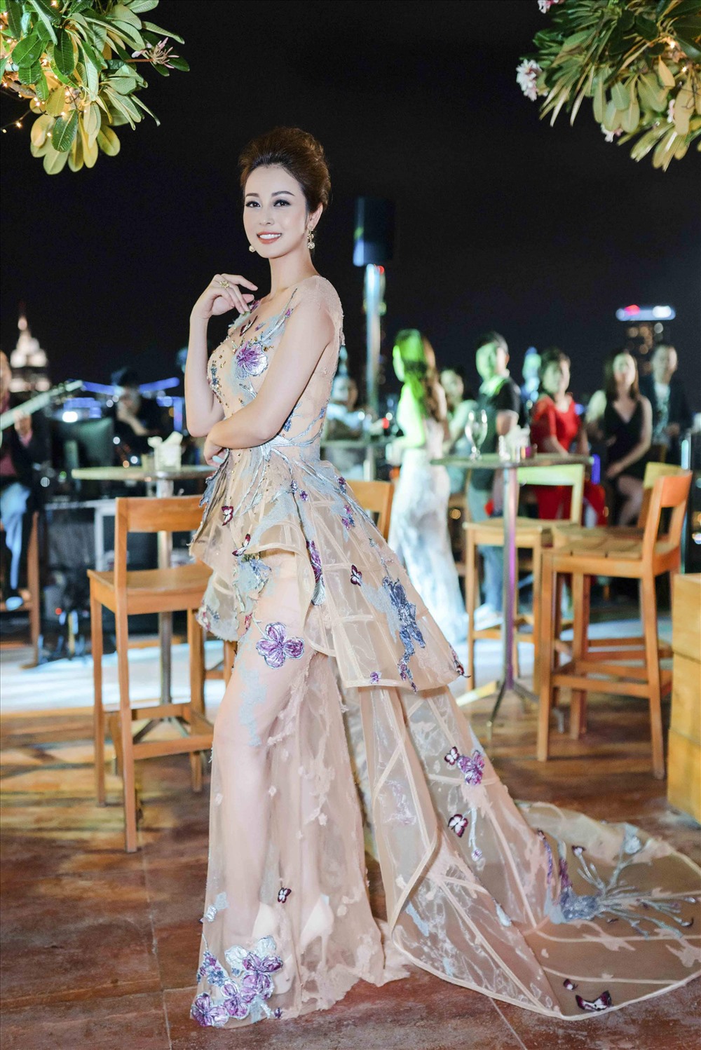 Hoa hậu Jennifer Phạm thu hút mọi ánh nhìn trong bộ váy trong suốt đầy gợi cảm khi tham dự sự kiện. 