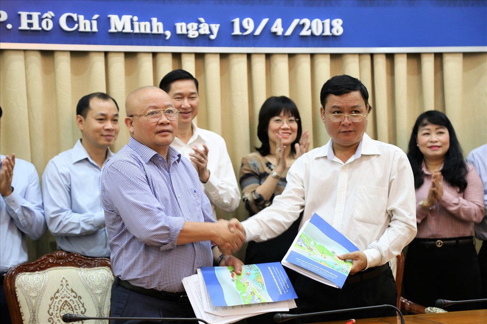 Gần 3 tháng sau khi hợp đồng chính thức được 2 bên ký kết, đến nay đơn giá thuê dịch vụ chống ngập cho đường Nguyễn Hữu Cảnh vẫn chưa được chốt. Ảnh: T.S