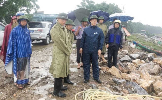 Ông Nguyễn Đình Xứng - Chủ tịch UBND tỉnh Thanh Hoá (áo mưa đen, hàng đầu) chỉ đạo phòng, chống bão số 3. Ảnh: BTH