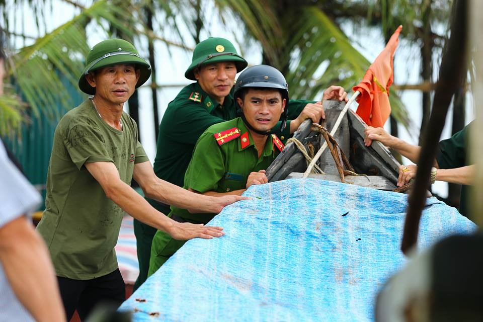 Bộ đội biên phòng tại xã Hải Tiến (huyện Tĩnh Gia) cùng ngư dân khẩn trương chằng buộc tàu thuyền sát lại với nhau để tránh gây hư hỏng.
