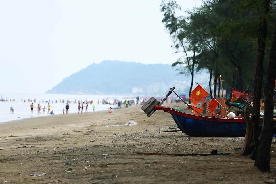 Tại bãi biển Sầm Sơn, sóng biển chưa lớn nhưng nước đục. Nhà chức trách địa phương đã khuyến cáo du khách không xuống tắm biển.