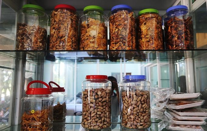 Người dân cho vào thẩu nhựa hoặc bao bóng bảo quản. “Mít khô để được quanh năm mà không hư hỏng” chị Tuyết nói và chia sẻ mít khô dai, có vị ngọt thơm, phù hợp để ăn vào những ngày mưa gió.