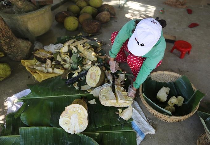 Chị Trần Thị Tuyết (xã Tiên Hiệp) cho biết nhà nào cũng trồng mít trong vườn, loại cây này chín đồng loạt nên ăn không hết, bán thì giá rẻ. Từ nhiều đời nay, người dân bổ ra lấy múi phơi khô , chị Tuyết nói.
