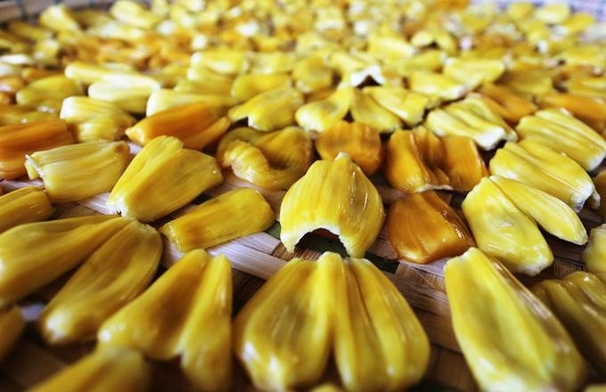 Múi mít được xếp đều trong nông.