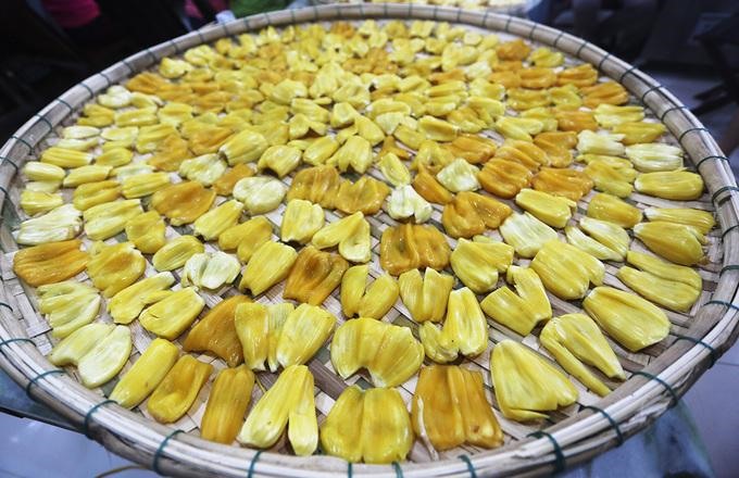 Sau đó người dân đưa đi phơi.