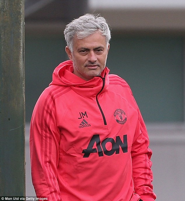 HLV Mourinho theo dõi các học trò tập luyện trong buổi tập ngày 18.7. Ảnh: Getty Images.