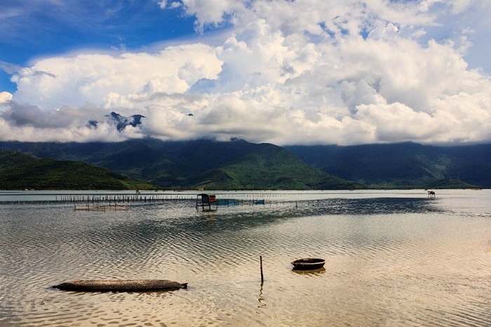 Đầm Lập An  là đầm nước lợ lớn ở xứ Huế nằm ở Thị trấn Lăng Cô (nguồn ảnh: Mytour)