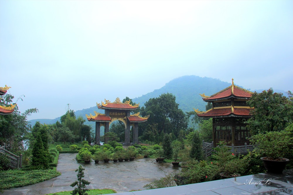 Thiền viện quần tụ trên khu rừng nguyên sinh tươi tốt, xen kẽ trong những khu vườn (nguồn ảnh: Zing.vn)