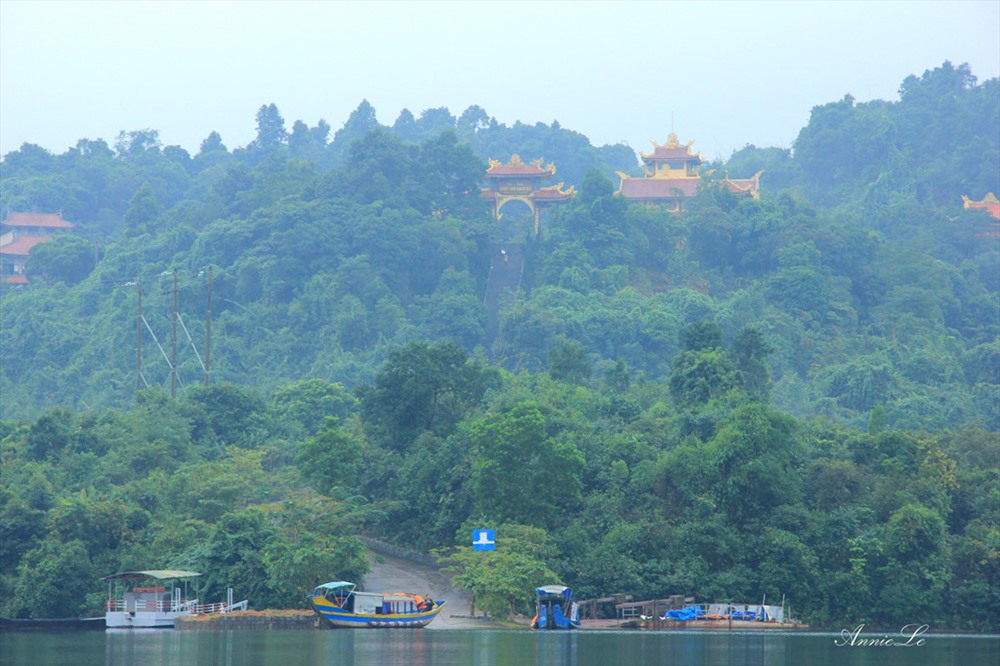Xung quanh thiền viện là những áng mây trắng bồng bềnh trôi dưới đáy hồ nước trong xanh (nguồn ảnh: Zing.vn)