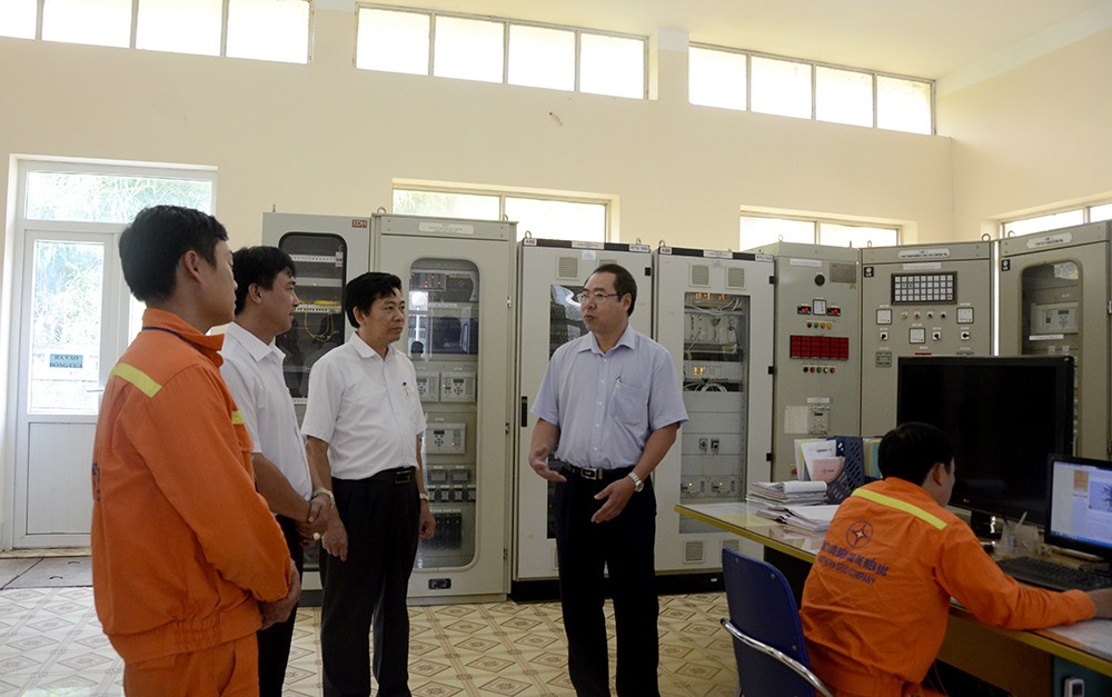 Đoàn công tác thăm hỏi, động viên tinh thần CBCNV chi nhánh Lưới điện Cao thế Lai Châu, Công ty Lưới điện Cao thế miền Bắc. Ảnh: Đ.L