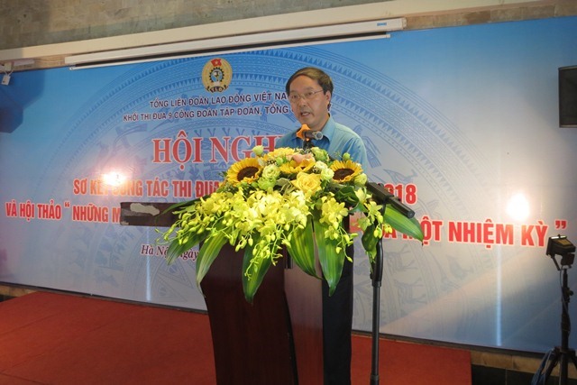 Ông Lê Nho Thướng - Chủ tịch CĐ Dệt May VN (đơn vị Khối trưởng) phát biểu khai mạc hội nghị. Ảnh: Xuân Trường