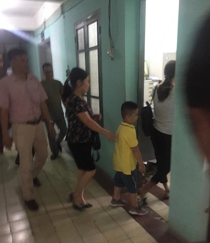 Đúng 9h cháu M. trong vòng tay yêu thương của mẹ Hương đến hội trường của BVĐK huyện Ba Vì, để tiến hành trao trả cho bố Sơn và mẹ Hiền.
