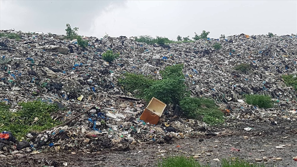 Bãi rác ngày càng cao do không có nhà máy xử lý rác  (ảnh Nhật Hồ)