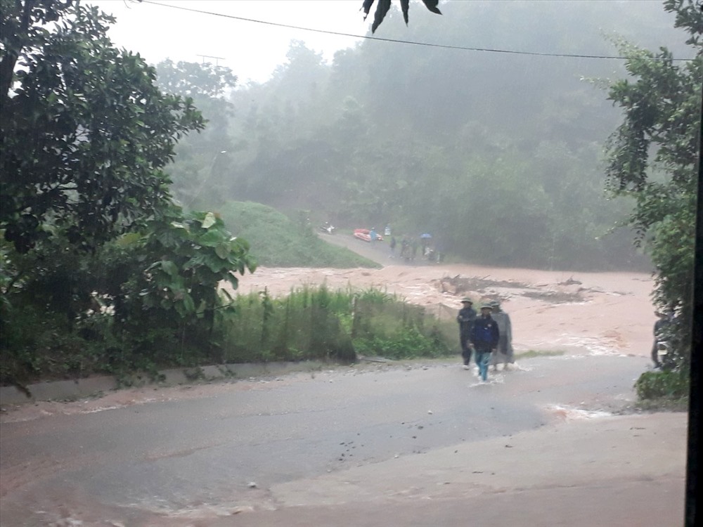 Lũ làm ngập tràn tại thôn Khe Lọng, xã Thanh Sơn. 