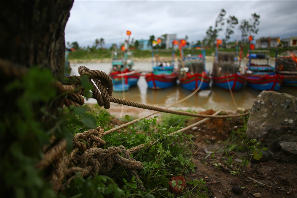 Âu trú bão thuộc hai xã Quảng Xương - Quảng Nham, Thanh Hóa ngày 19.7, nhiều người dân thu dọn cảnh hoang tàn, chờ đợi ngày nước lên để đưa thuyền ra biển.