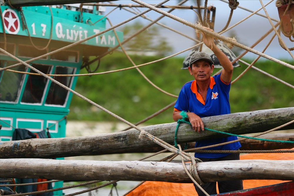 Trái ngược với thích thú của nhiều du khách, ông Phạm Hữu Hùng - một ngư dân cho biết: “Nhận được cảnh báo về cơn bão số 3, chúng tôi đưa thuyền về đây neo đậu. Đến nay đã tròn hai ngày chúng tôi sinh hoạt trên thuyền, giờ chỉ đợi nước lên để tiếp tục ra khơi. Sống với lênh đênh sóng nước, giờ ngồi đây chờ đợi thật sự không quen”.