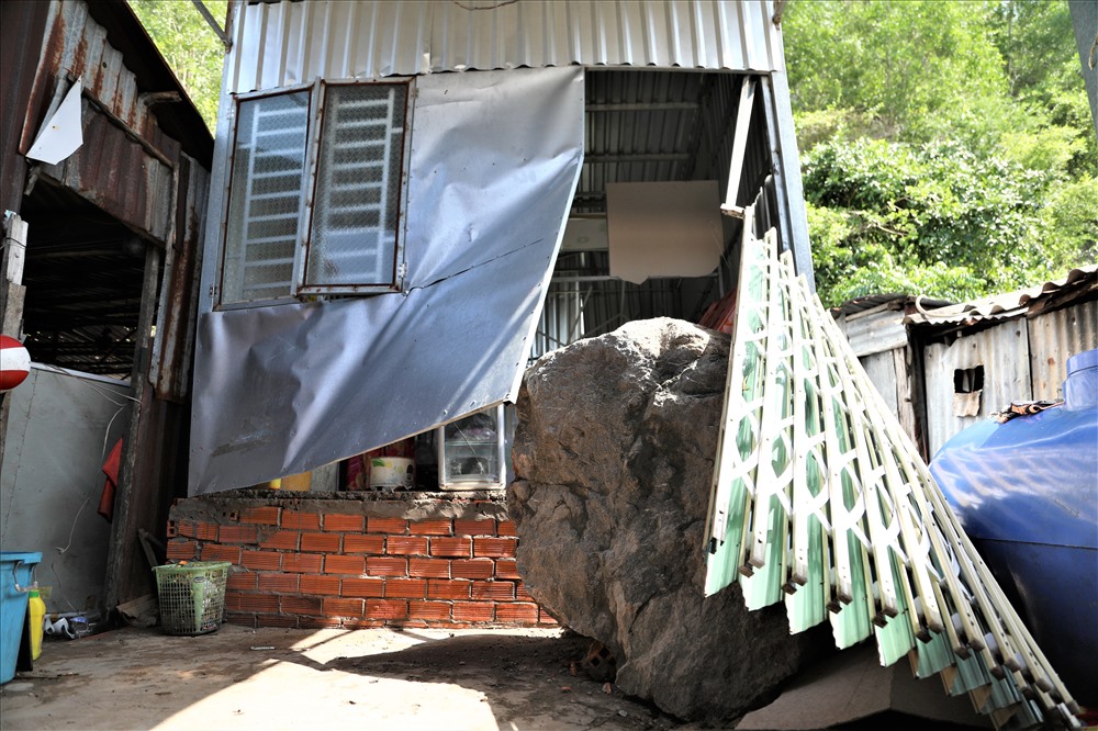 Tảng đá nặng hơn 3 tấn đâm xuyên nhà của ông Phong, may mắn lúc đó không có ai ở nhà. Ảnh: Trường Sơn