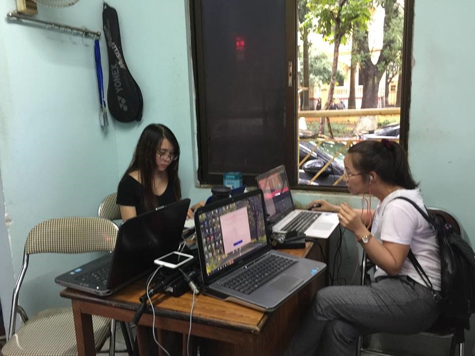 Nhiều phóng viên có mặt tại Sở GDĐT tỉnh Lạng Sơn chờ thông tin về sự việc. Ảnh: Nguyễn Hà