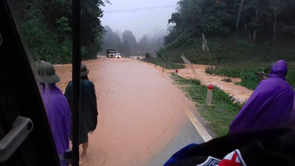 Tuyến đường từ Hòa Bình lên Sơn Gia qua đoạn rừng già ngập úng nghiêm trọng (Ảnh: Việt Lâm)
