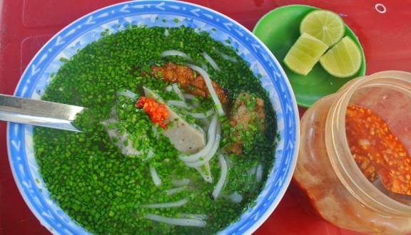 Sợi bánh canh được làm từ bột gạo, tương tự như sợi bún nhưng có phần to hơn, dẻo mềm, ăn không bị dai hay bở.  