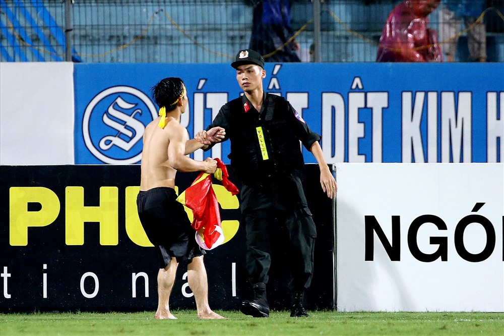 Một CĐV quá khích chạy xuống sân trong trận đấu giữa Hà Nội và Nam Định. Ảnh: T.L