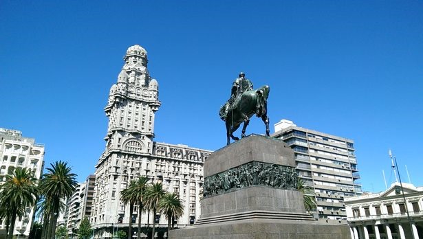 Quảng trường Độc lập nằm ở trung tâm của Montevideo, thủ đô của Uruguay. Ảnh: Cep.com