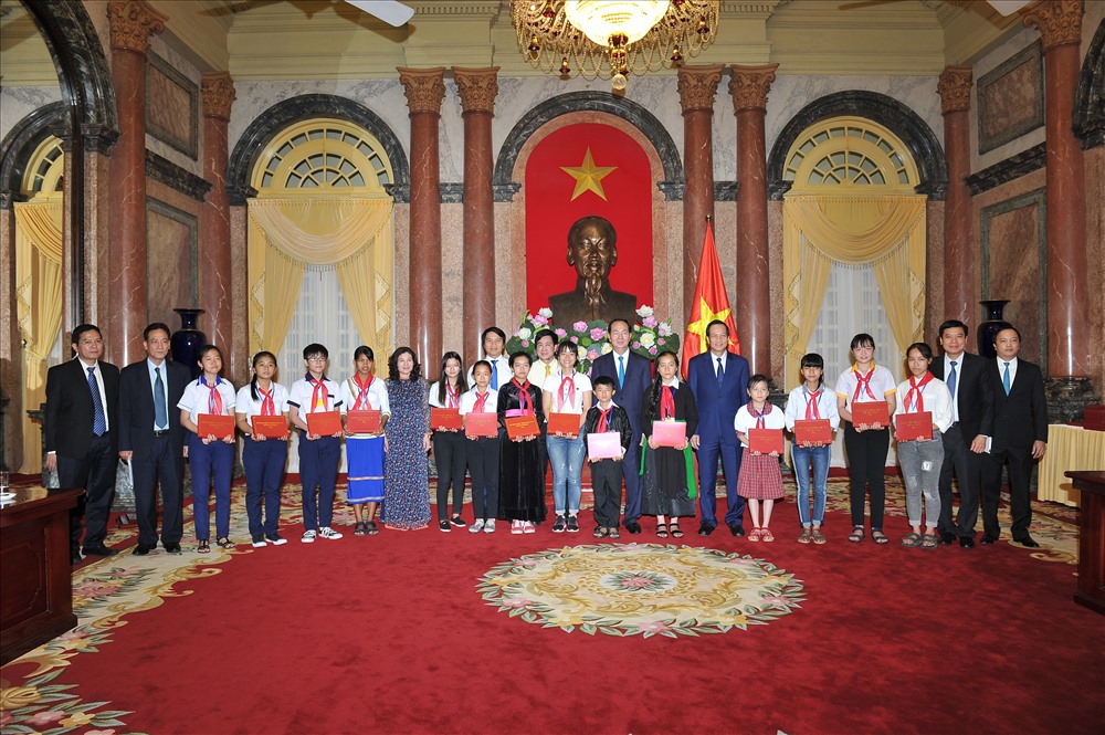 Chủ tịch nước Trần Đại Quang tặng quà đại biểu trẻ em có hoàn cảnh khó khăn tại Phủ Chủ tịch năm 2018.